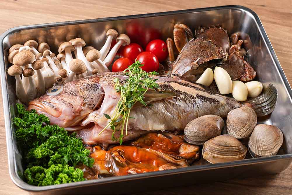 オルパのキッチンで北海道の近海でとれた白身魚で楽しむアクアパッツァ